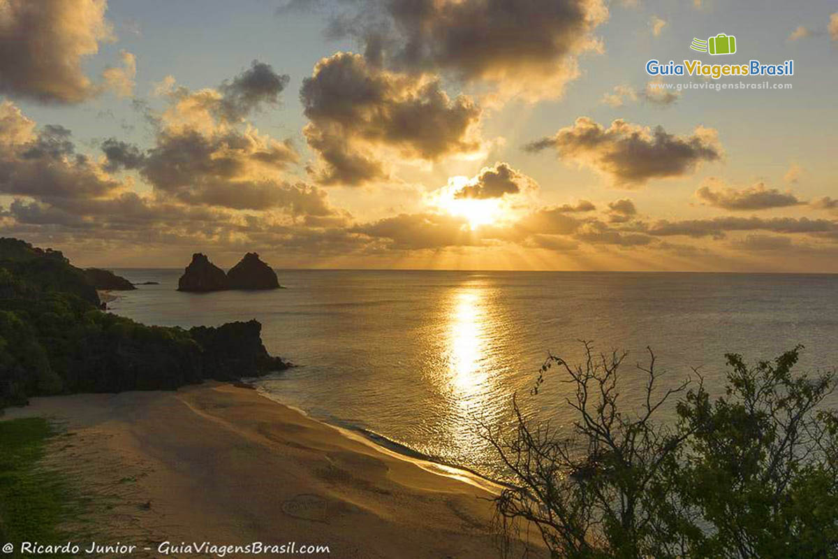 Imagem do pôr do sol, visto do Mirante da Praia do Boldro, em Fernando de Noronha, Pernambuco, Brasil.